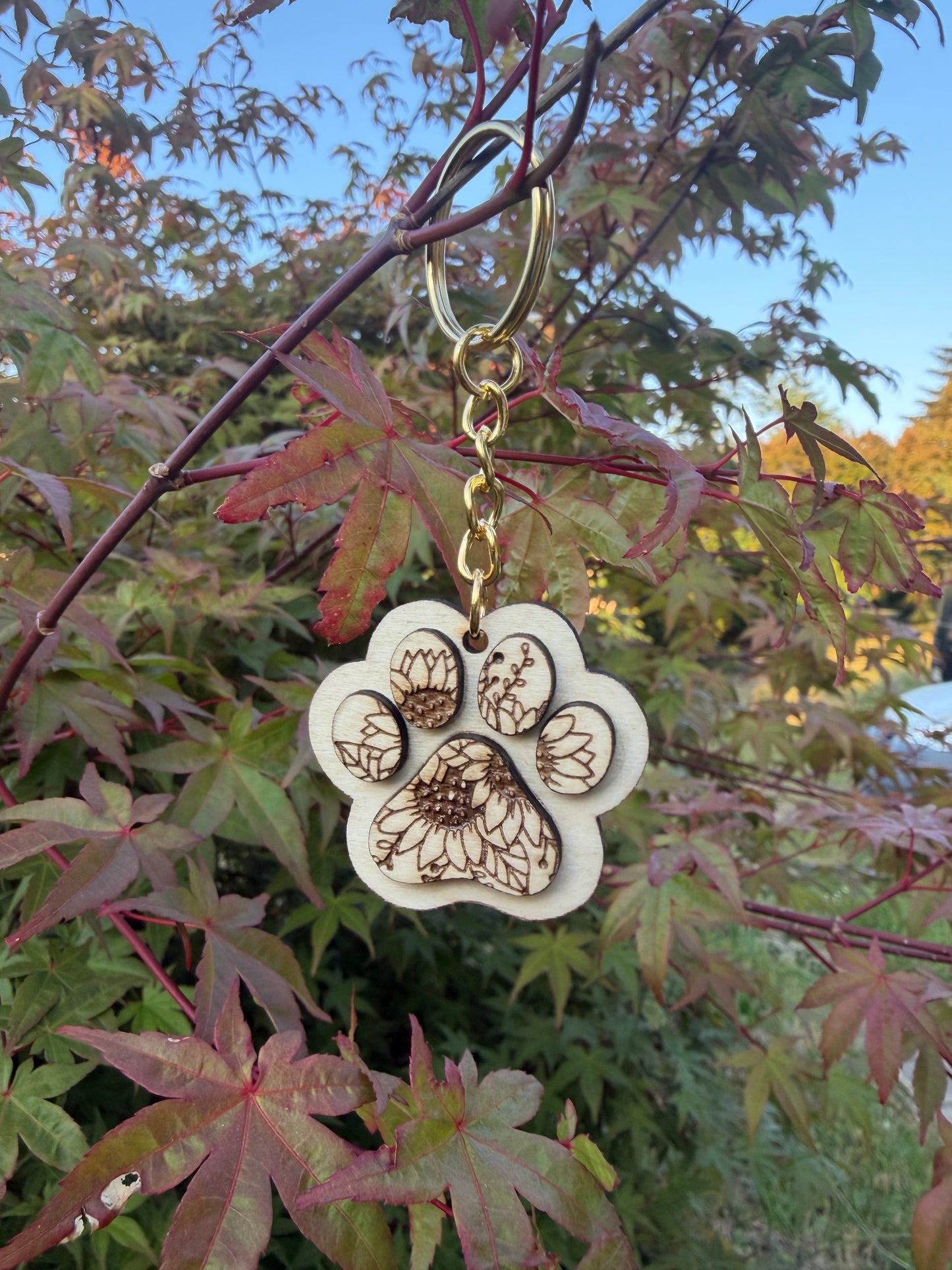 Porte-clé empreinte de chien en bois avec tournesol gravé