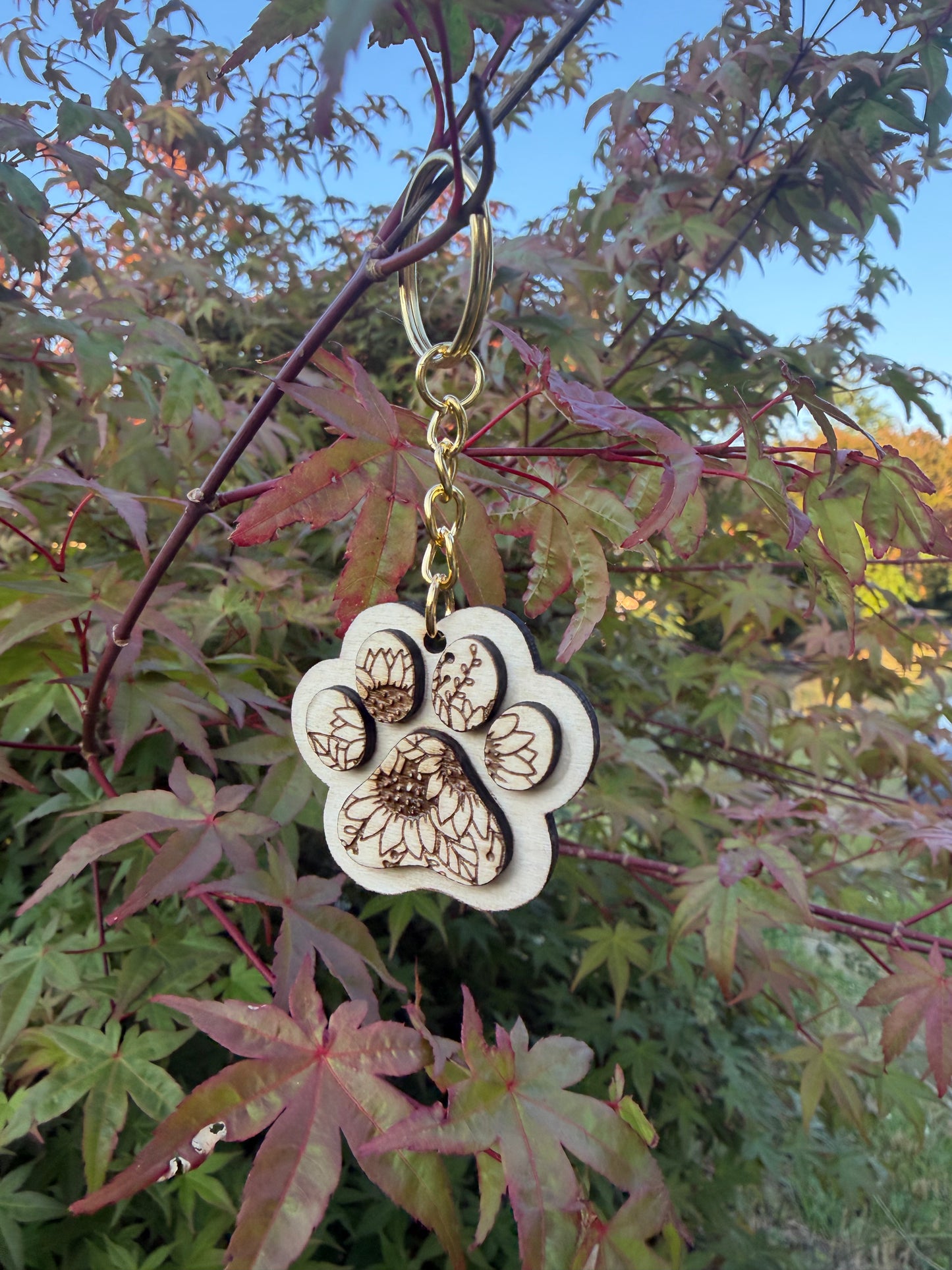Porte-clé empreinte de chien en bois avec tournesol gravé
