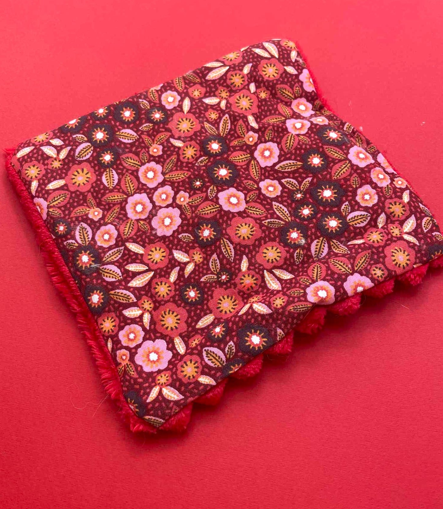 Carré Crispy jouet pour chat à la valérianne Jardin fleuri rouge